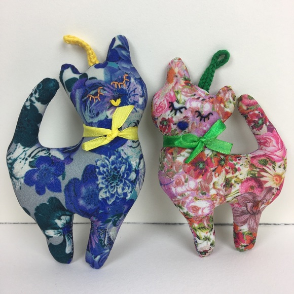 Pair of handmade cats 🐱 keychain ornaments - Picture 1 of 7